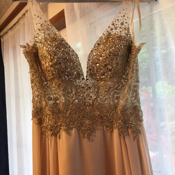 Gorgeous peach sleeveless beaded gown - Picture 3 of 8